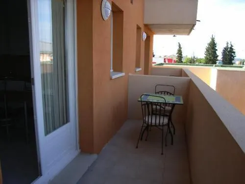 Appart Hotel Acadien Grans アパートホテル